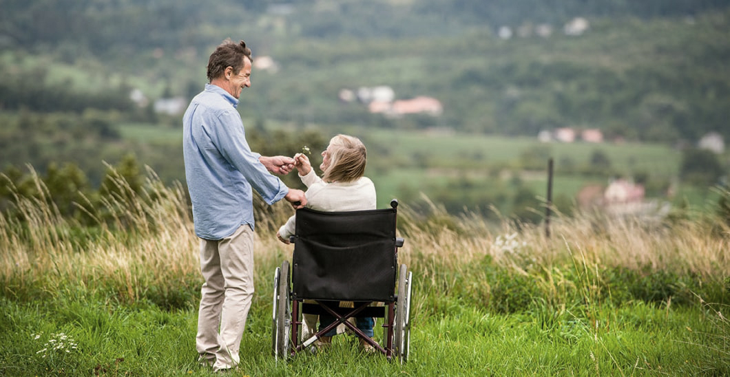 Spaziergang mit Rollstuhl im Grünen
