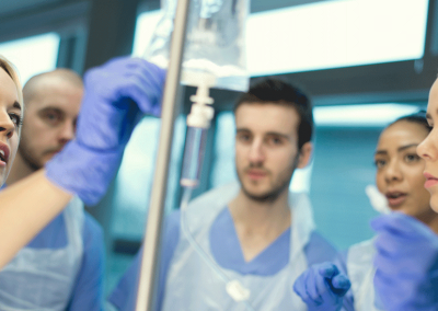 Team übt Infusion im Krankenhaus