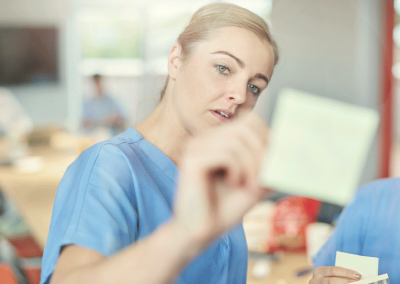 Pflegekraft schreibt Notiz im Training