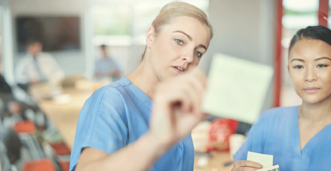 336349930_tablet-min Pflegekraft schreibt Notiz im Training