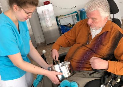 Pflegekraft Hilft Beim Essen Wvv Gesundheitsnetzwerk